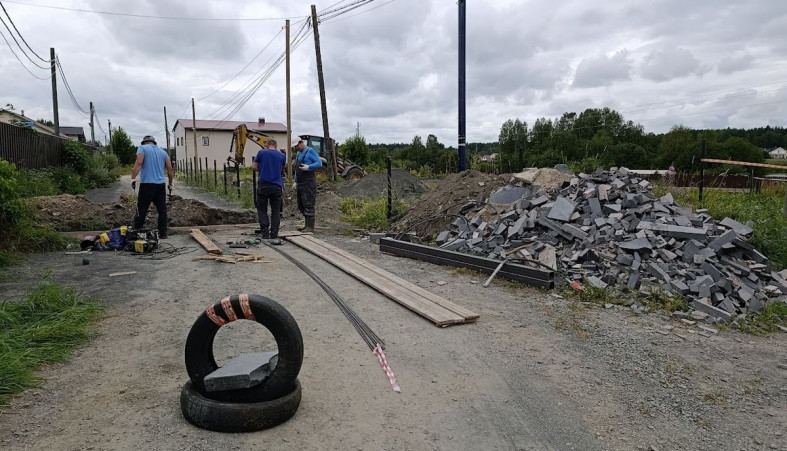 Дорогу к домам перекопали