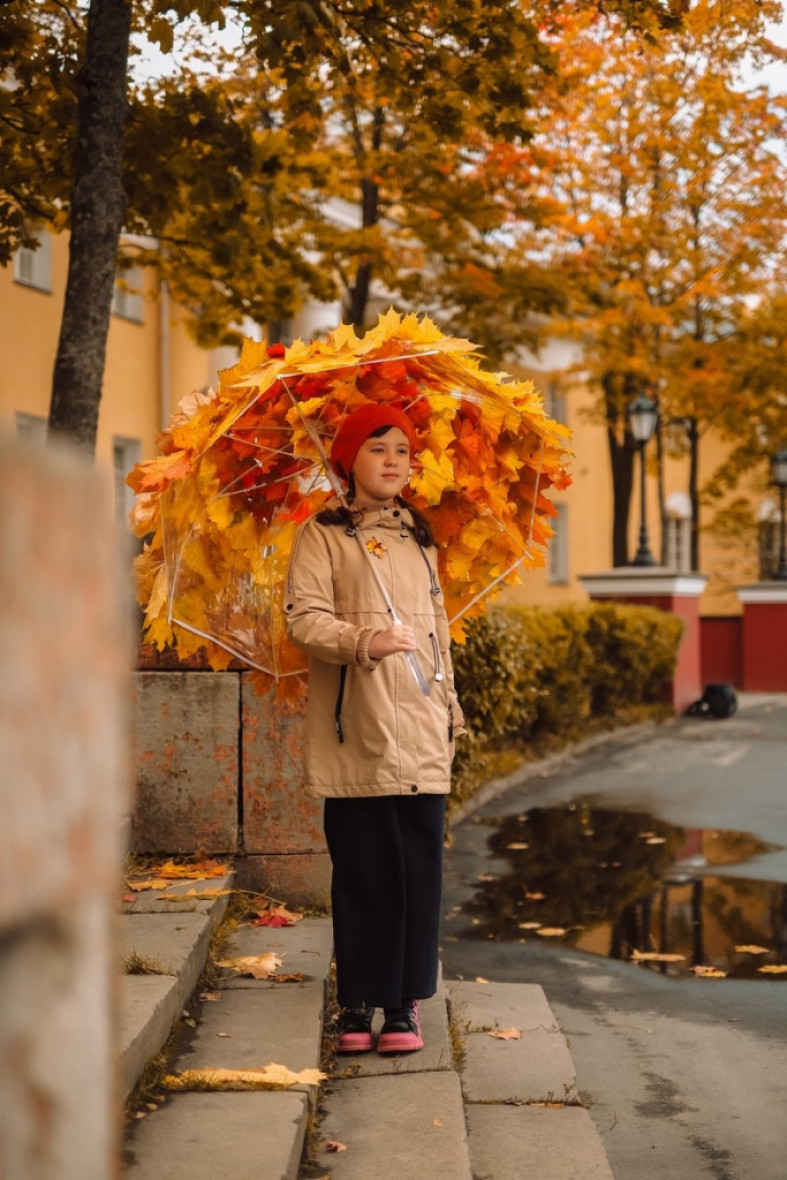 девочка с зонтом в осенних листьях