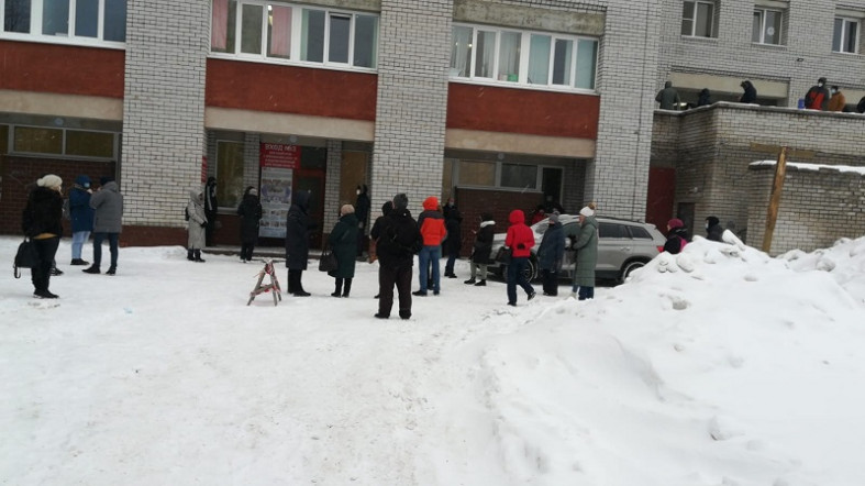 Поликлиника 1 петрозаводск. Очередь в поликлинике Петрозаводск. Очередь в первой детской поликлиники Петрозаводск. Городская больница Петрозаводск. Очереди в поликлинику в Петроз завод ке.