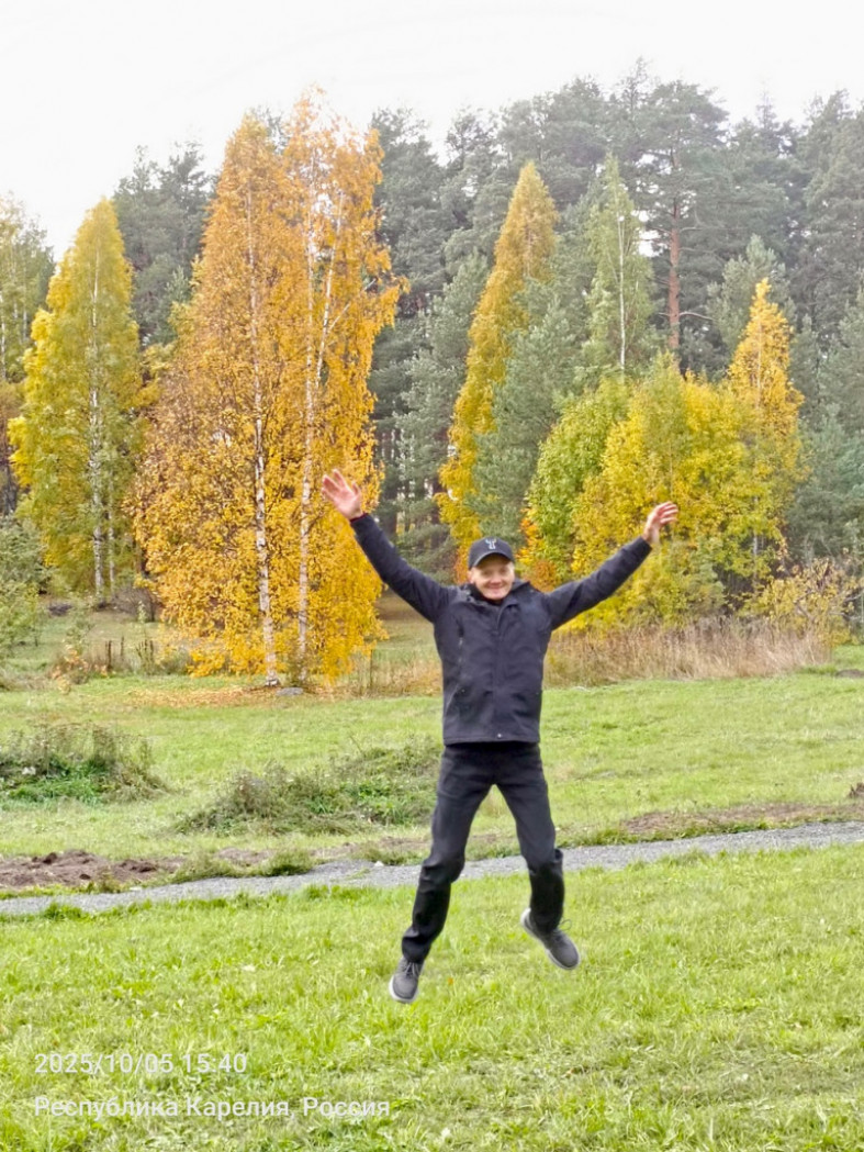 мужчина в прыжке