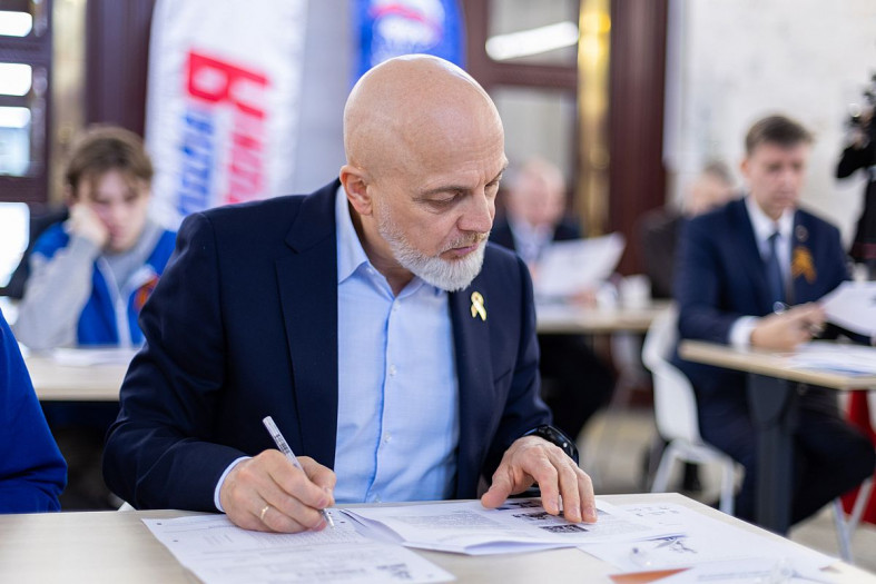 Шандалович пишет диктант