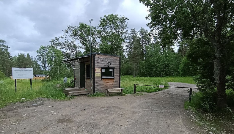 Шлагбаум на дороге