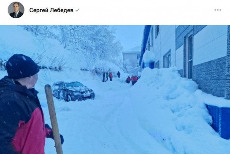 снег упал на человека