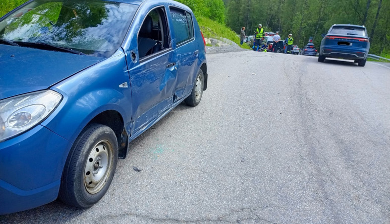 Поврежденный автомобиль "Рено"