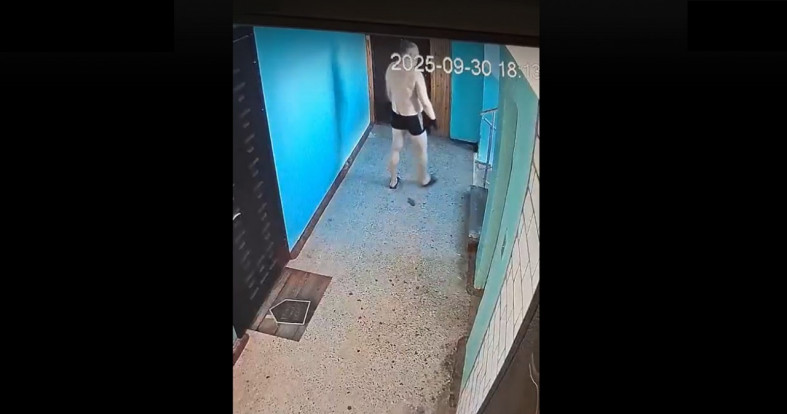 мужчина в подъезде