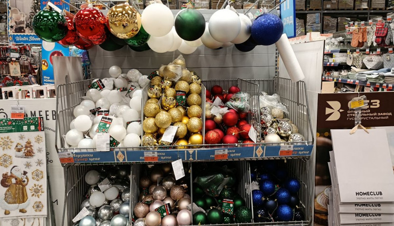 Торговля новогодними игрушками