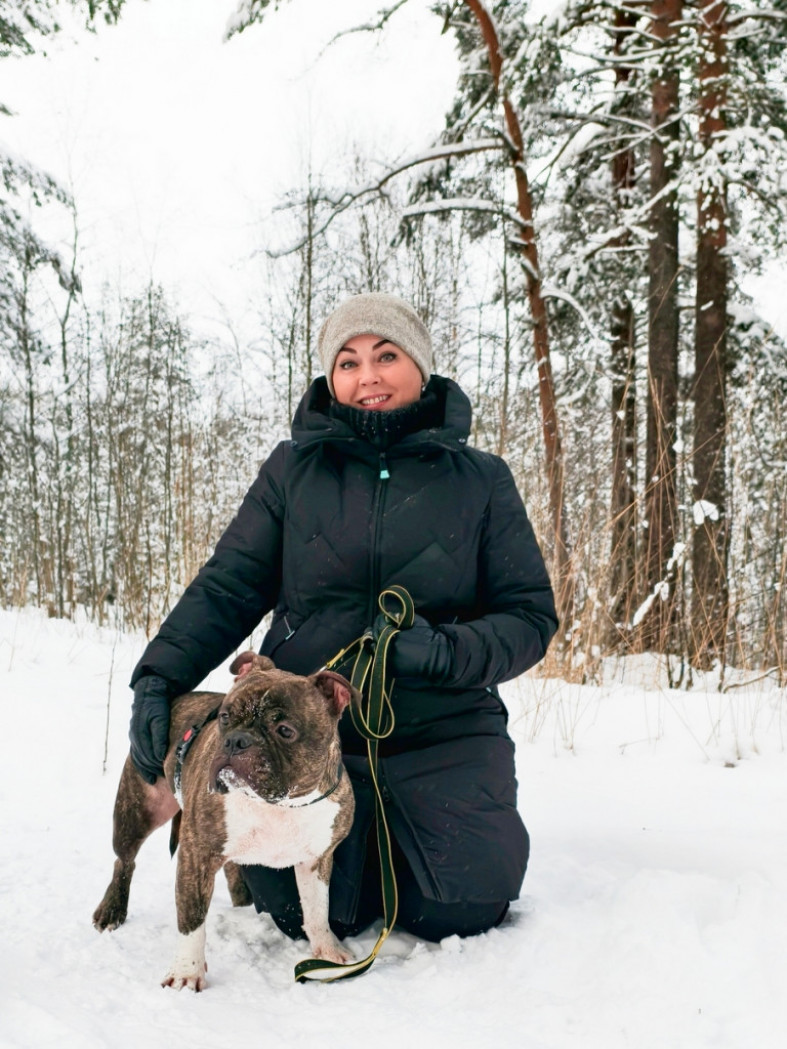 женщина с собакой в зимнем лесу