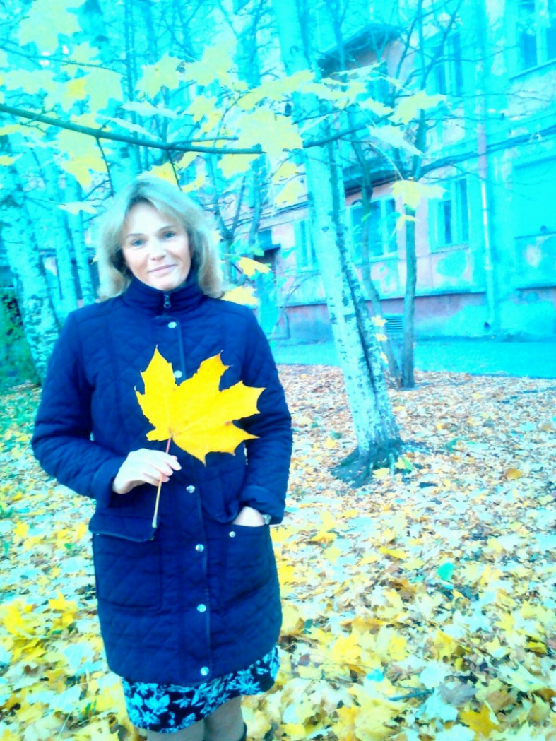 женщина с кленовым листом