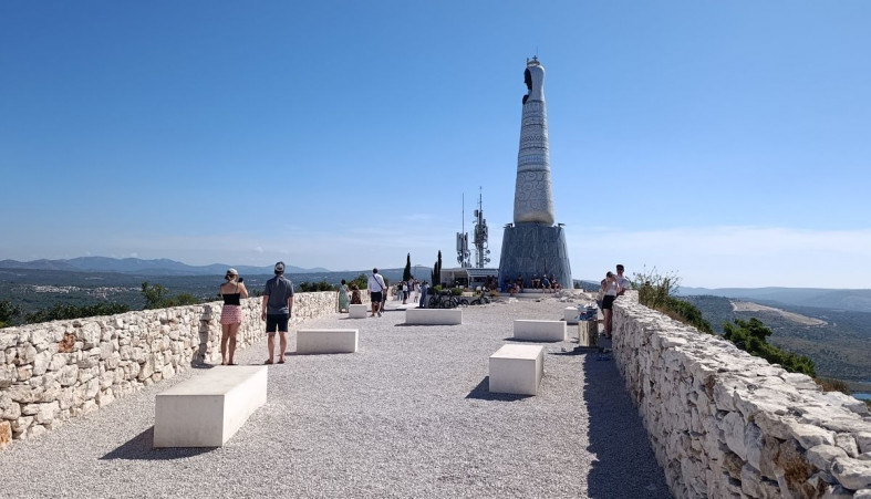 Статуя Богоматери