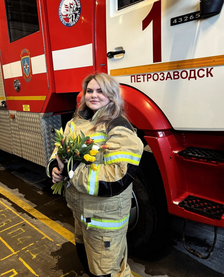 Виктория с цветами