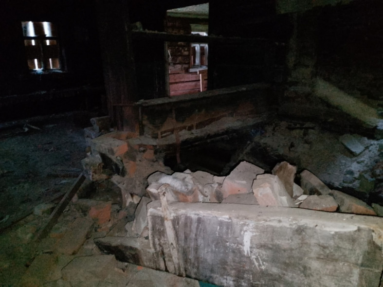 Жилая часть исторического дома разрушается