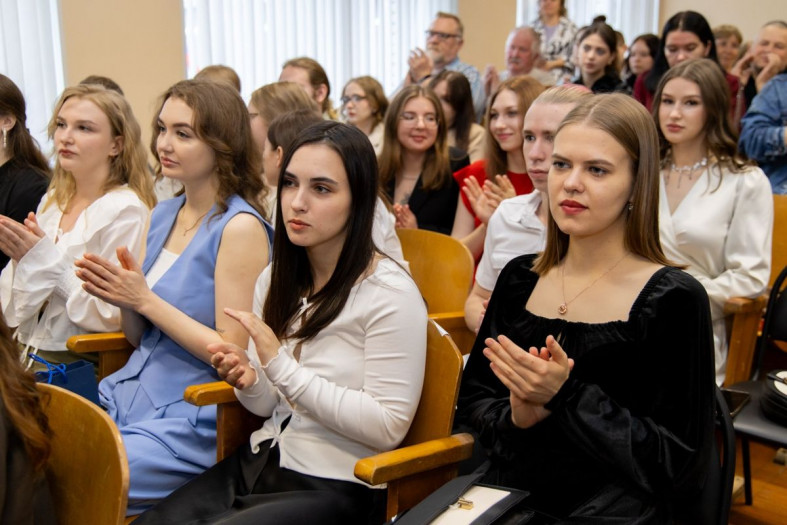 выпускники медколледжа