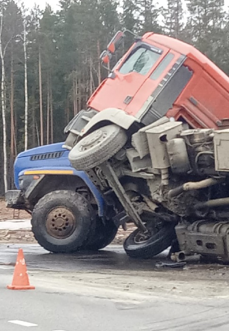 Два большегруза жестко столкнулись на трассе в Карелии | Петрозаводск  ГОВОРИТ | Газета 