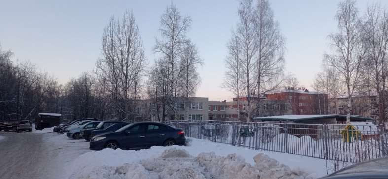 Парвковка вдоль забора детского сада на улице Лесной 