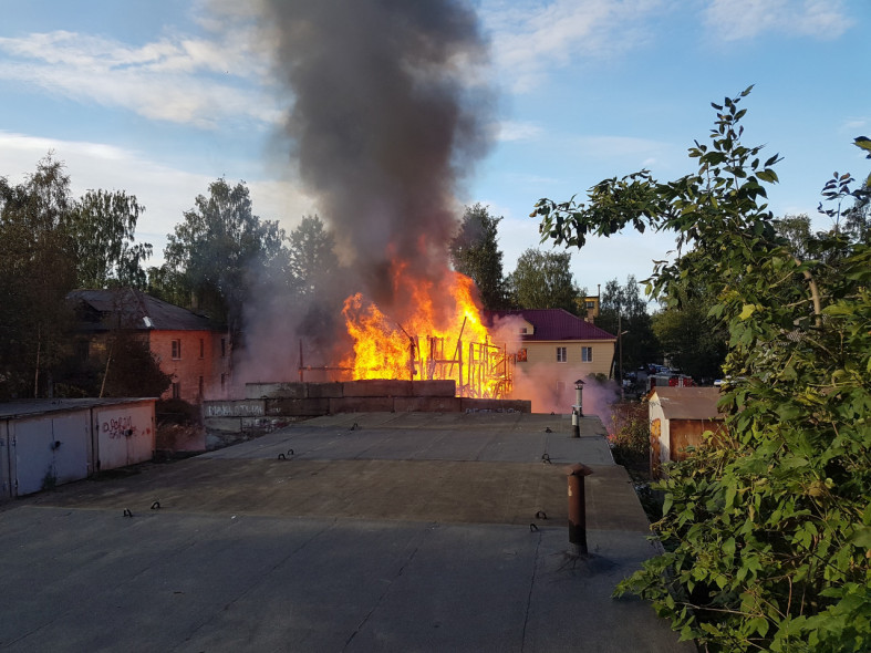 Сгоревшие дома в петрозаводске. Пожар петрозаводск дом. Пожар в петрозаводске сейчас. Пожар в петрозаводске. Пожар петрозаводск дом.