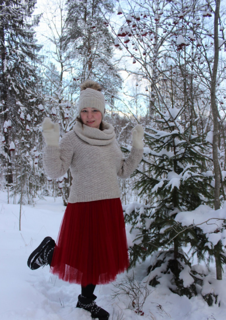 женщина в зимнем лесу