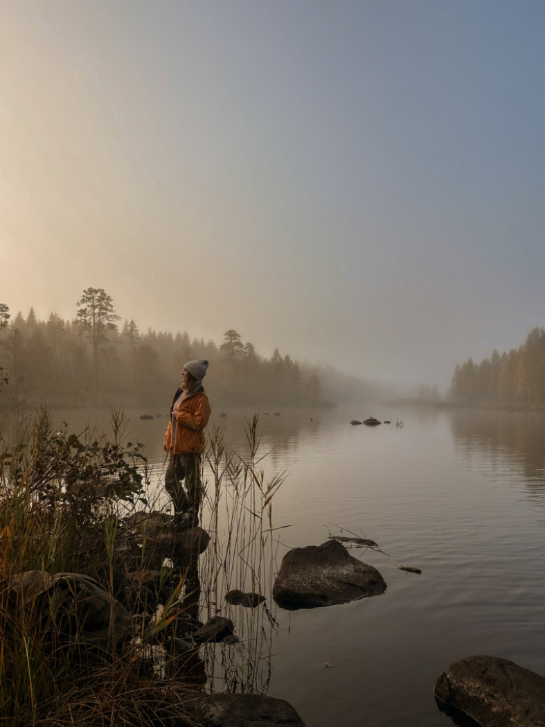 девушка на берегу реки осенью