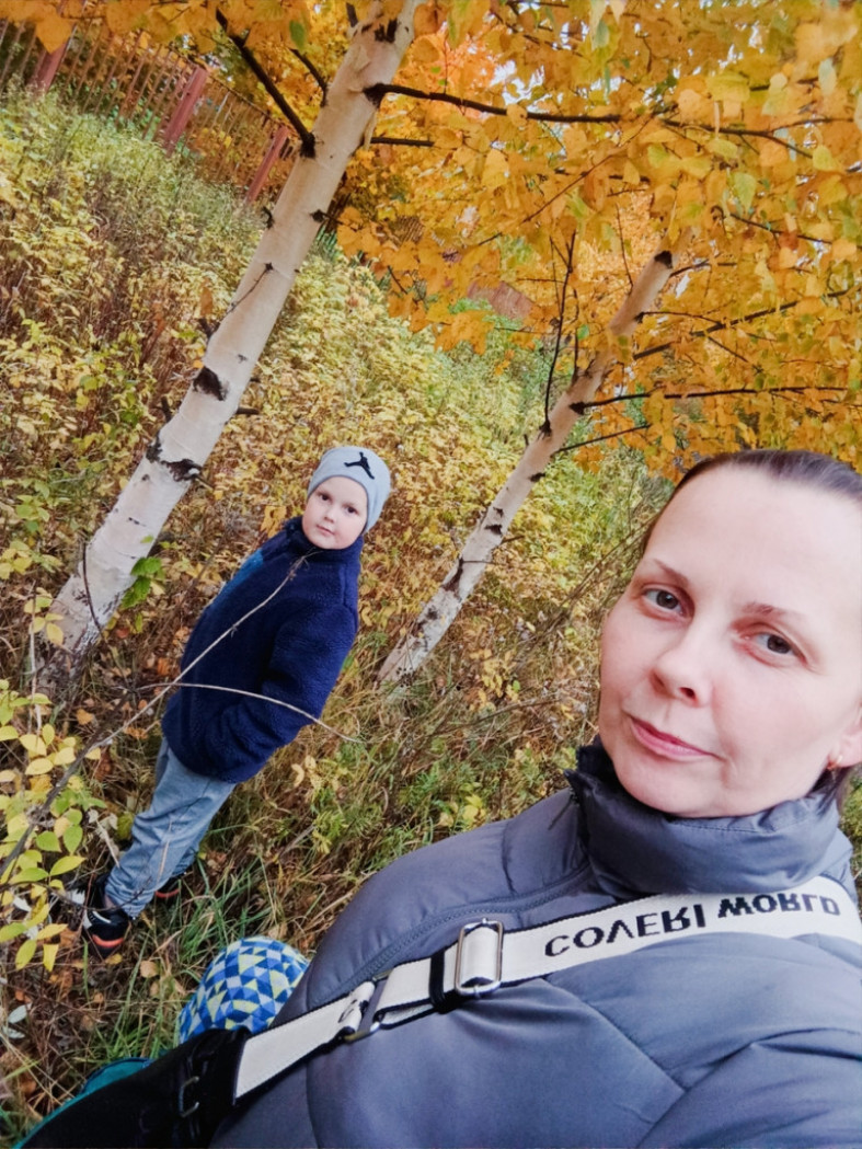 мама и сын в лесу