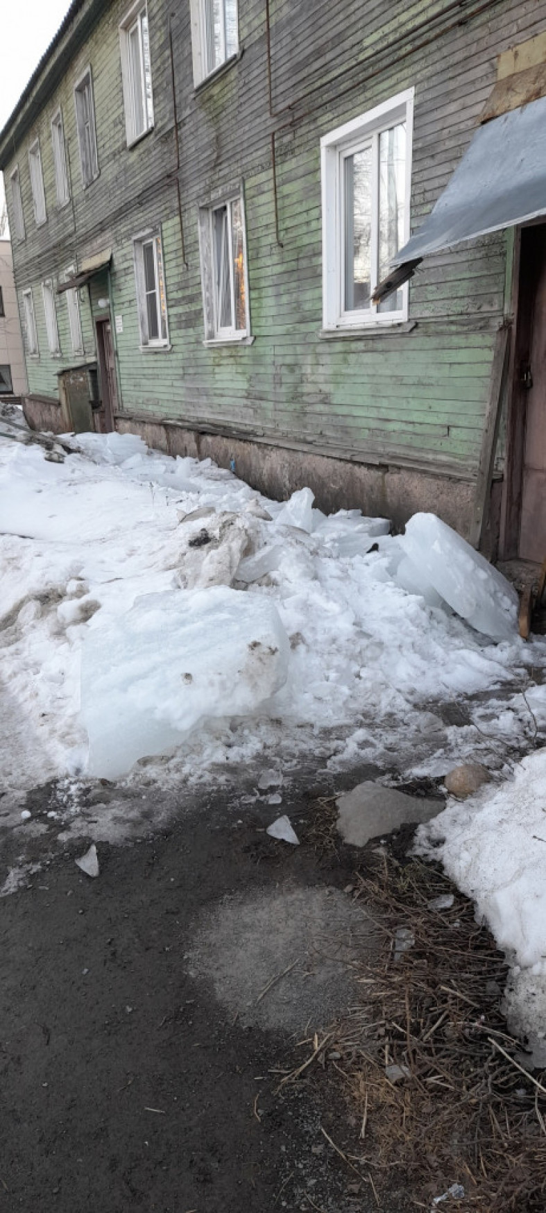 Рухнувший лед оторвал козырек у подъезда дома в Петрозаводске | 20.03.2022  | Новости Петрозаводска - БезФормата