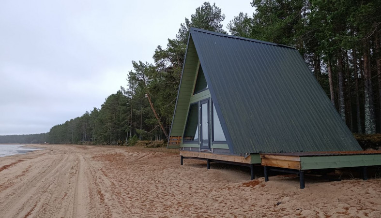 дом-шалаш на берегу Онего