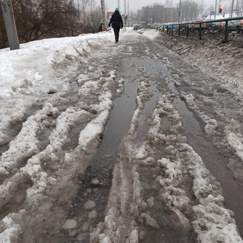 Ледяной тротуар. Тротуары с ледяными накатами. Раскатанные ледяные тротуары СССР. Каша на тротуарах. Лед на тротуарах в Путилково.