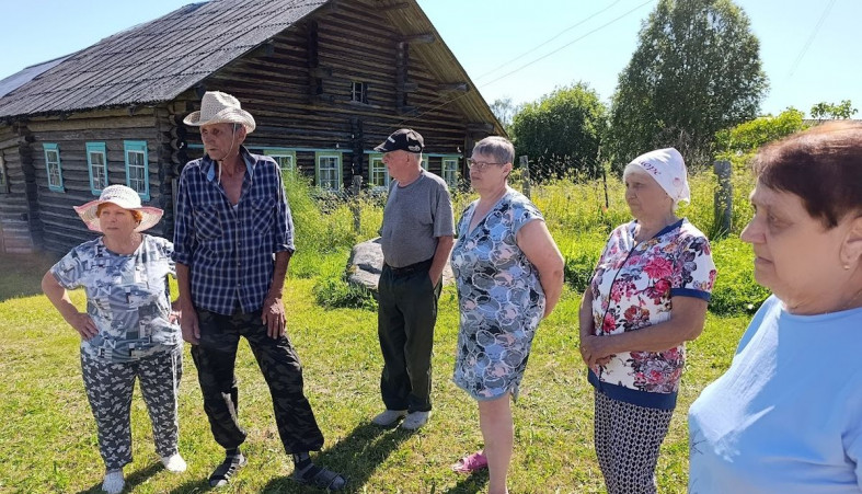 Жители деревни Сельги
