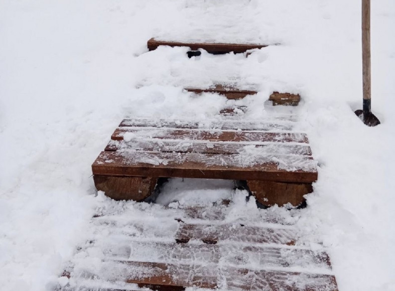 ступеньки в снегу