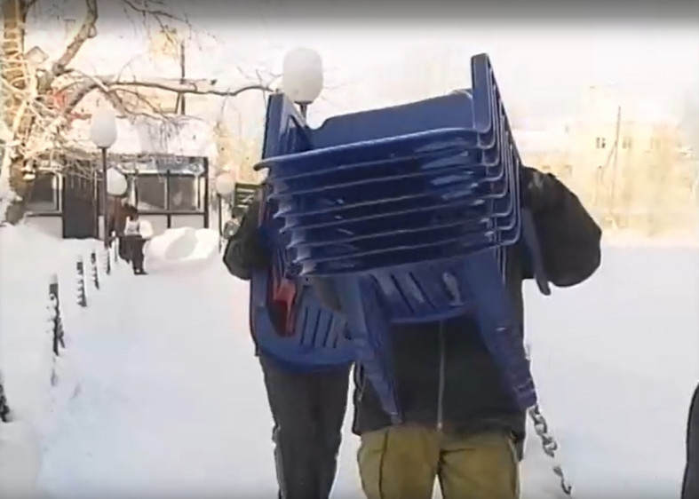 выносят стулья