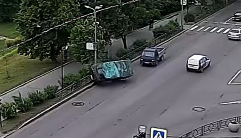 Перевернувшийся автомобиль