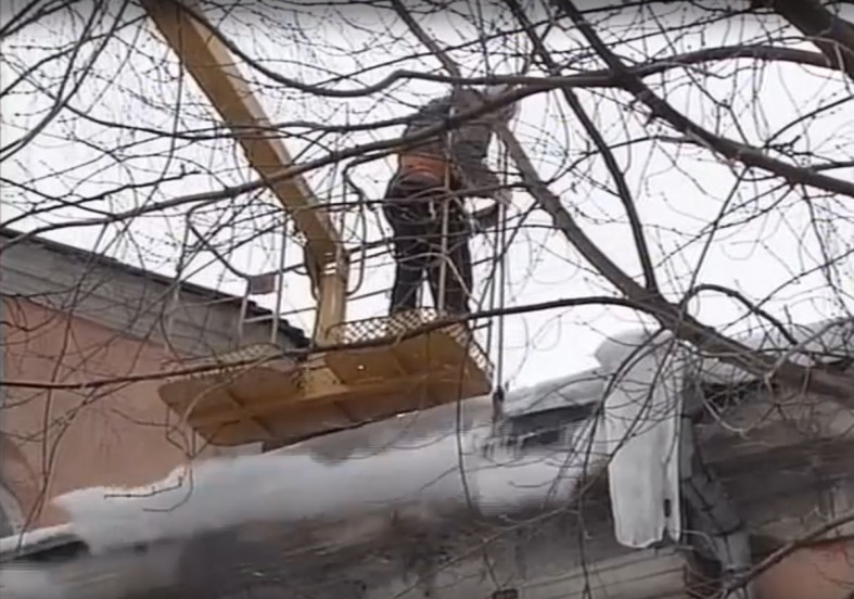 чистят крышу