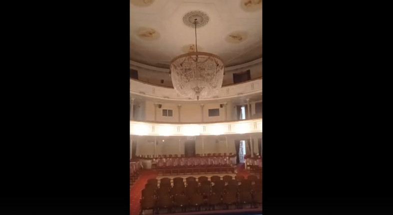 люстра в театре