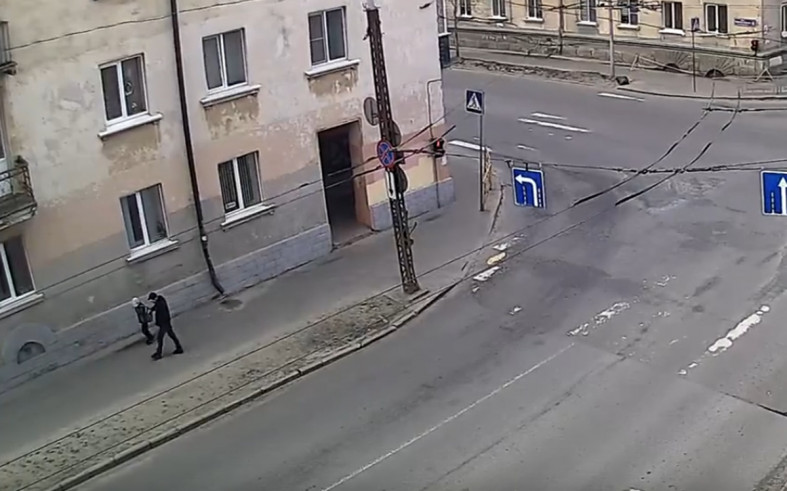 пристал к ребенку
