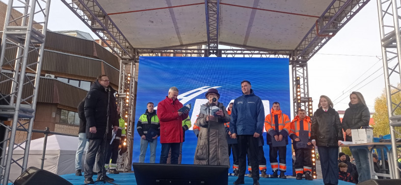 подарок на открытии моста