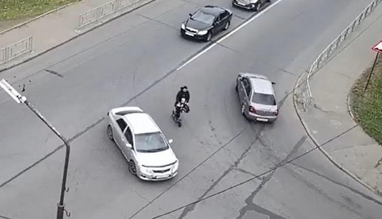 Самокатчик с ребенком
