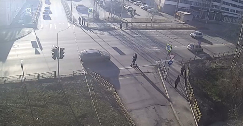 самокатчик против потока