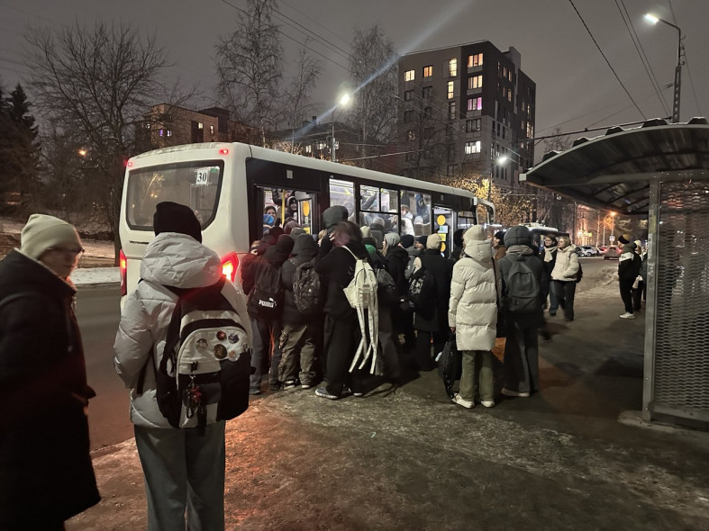 Школьники на остановке