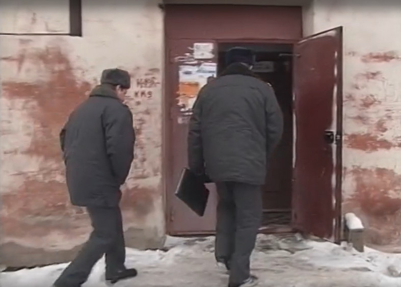 полиция идет в подъезд