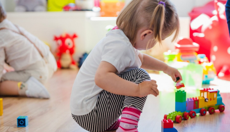 ребенок и игрушки