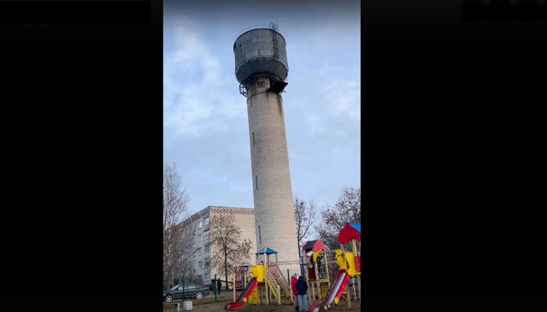 башня и детская площадка