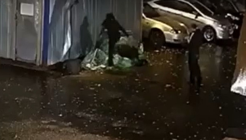 девушка избивает мужчину