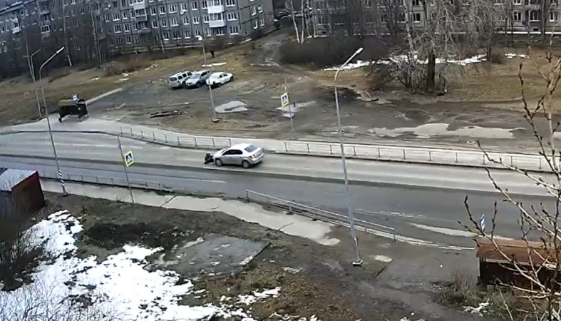 авто сбивает женщину