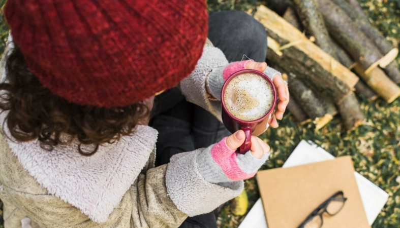 девушка с чашкой девушка с чашкой