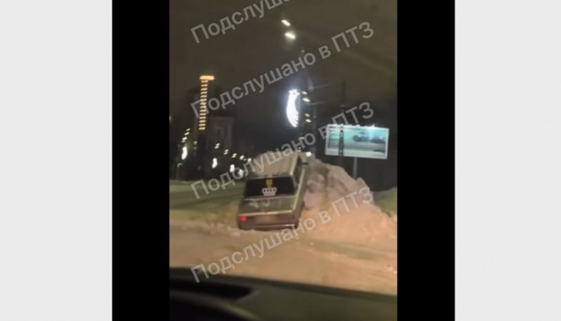 легковушка в снегу