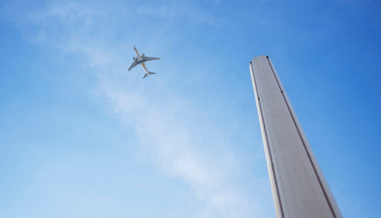 летящий самолет