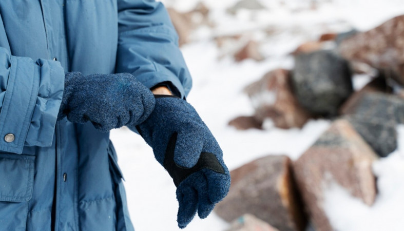человек в варежках