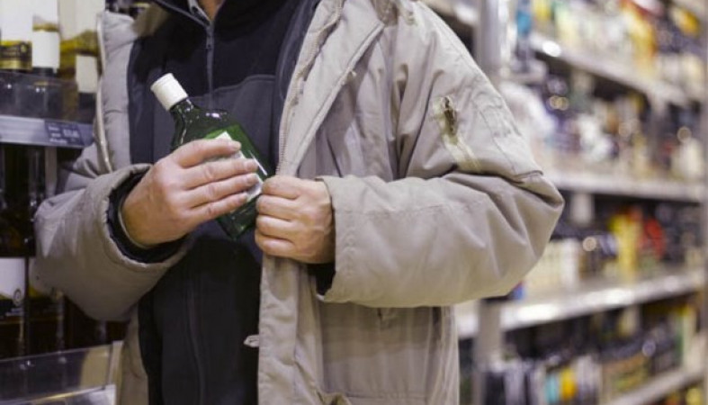 Бывший работник магазина украл три бутылки дорогого алкоголя