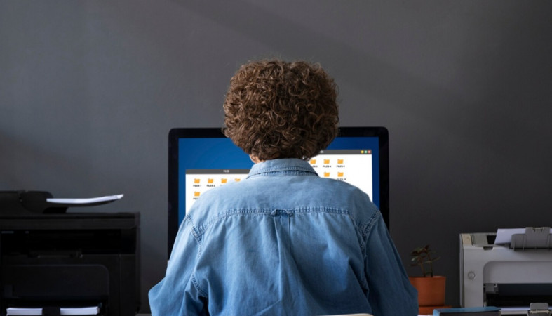 подросток за компьютером подросток за компьютером