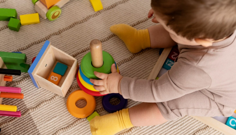 ребенок играет в саду ребенок играет в саду