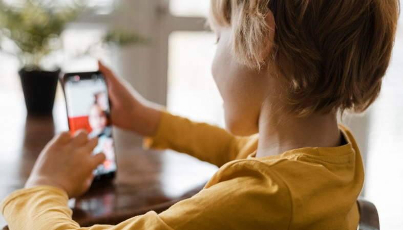 школьник с телефоном школьник с телефоном