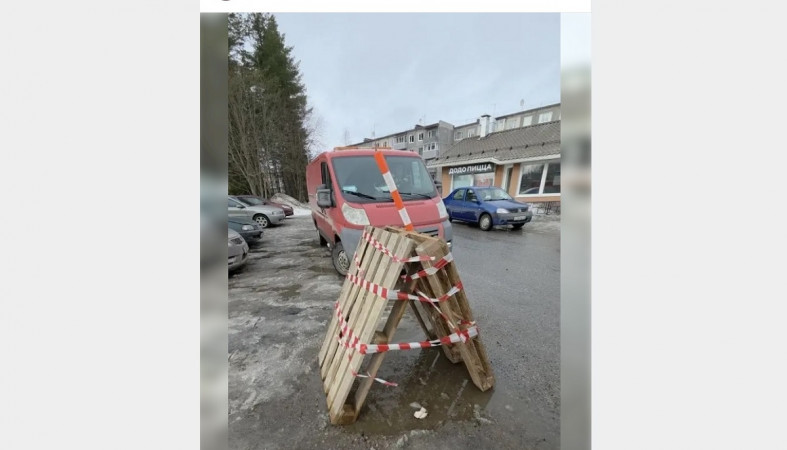 поддоны над лужей